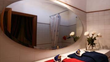 Double Room | Bathroom | Deep soaking tub, free toiletries, hair dryer, towels