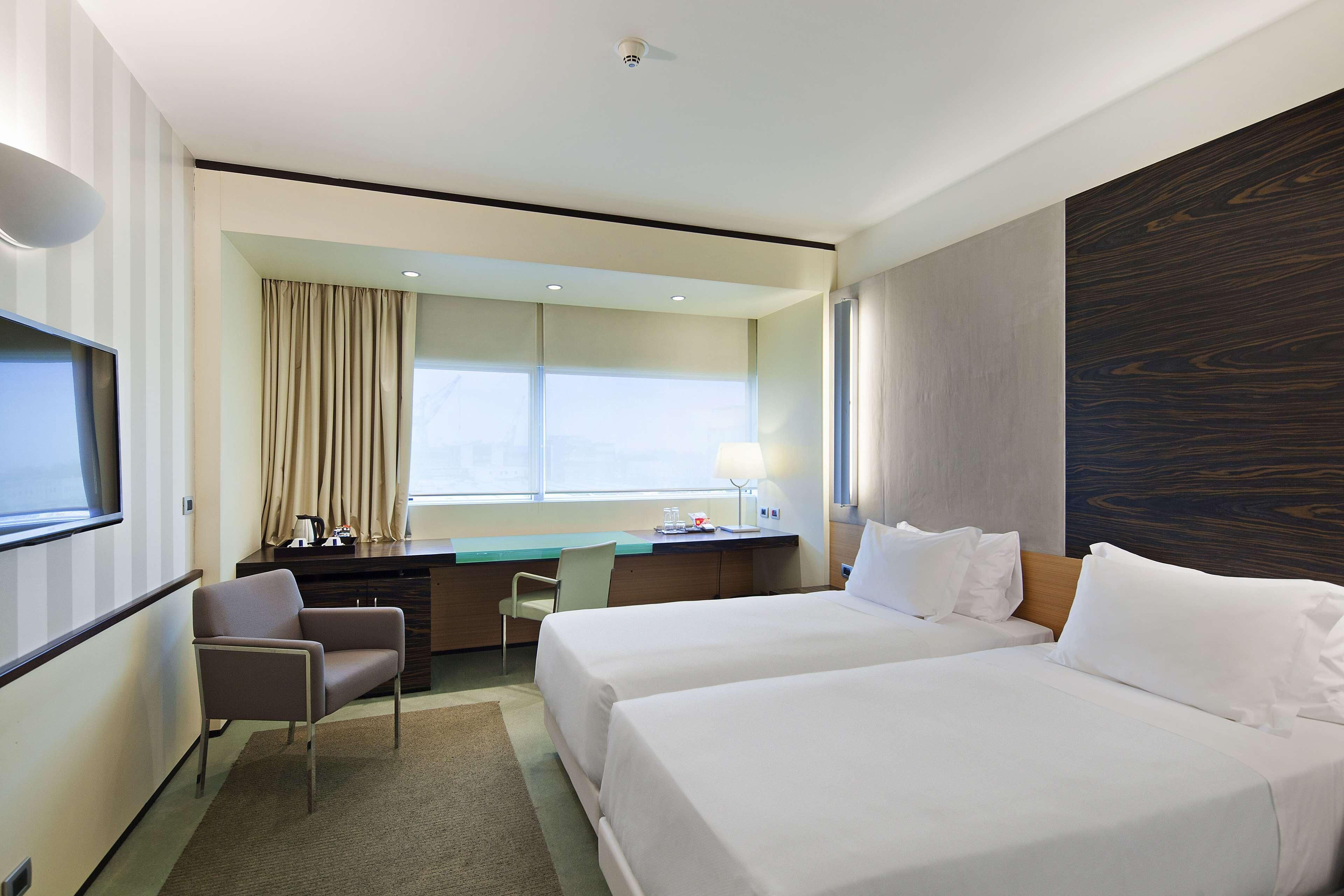 Ylelliset vuodevaatteet, untuvapeitot, minibaari, tallelokero huoneessa