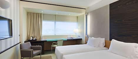 Ylelliset vuodevaatteet, untuvapeitot, minibaari, tallelokero huoneessa