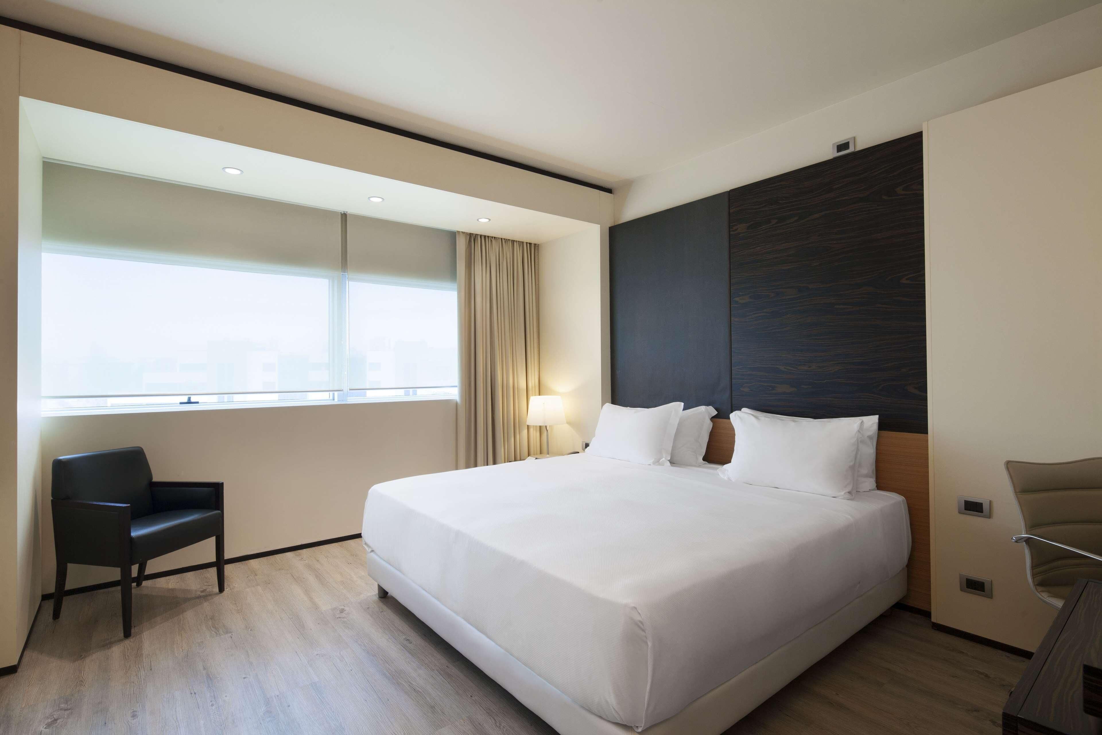 고급 침구, 오리/거위털 이불, 미니바, 객실 내 금고