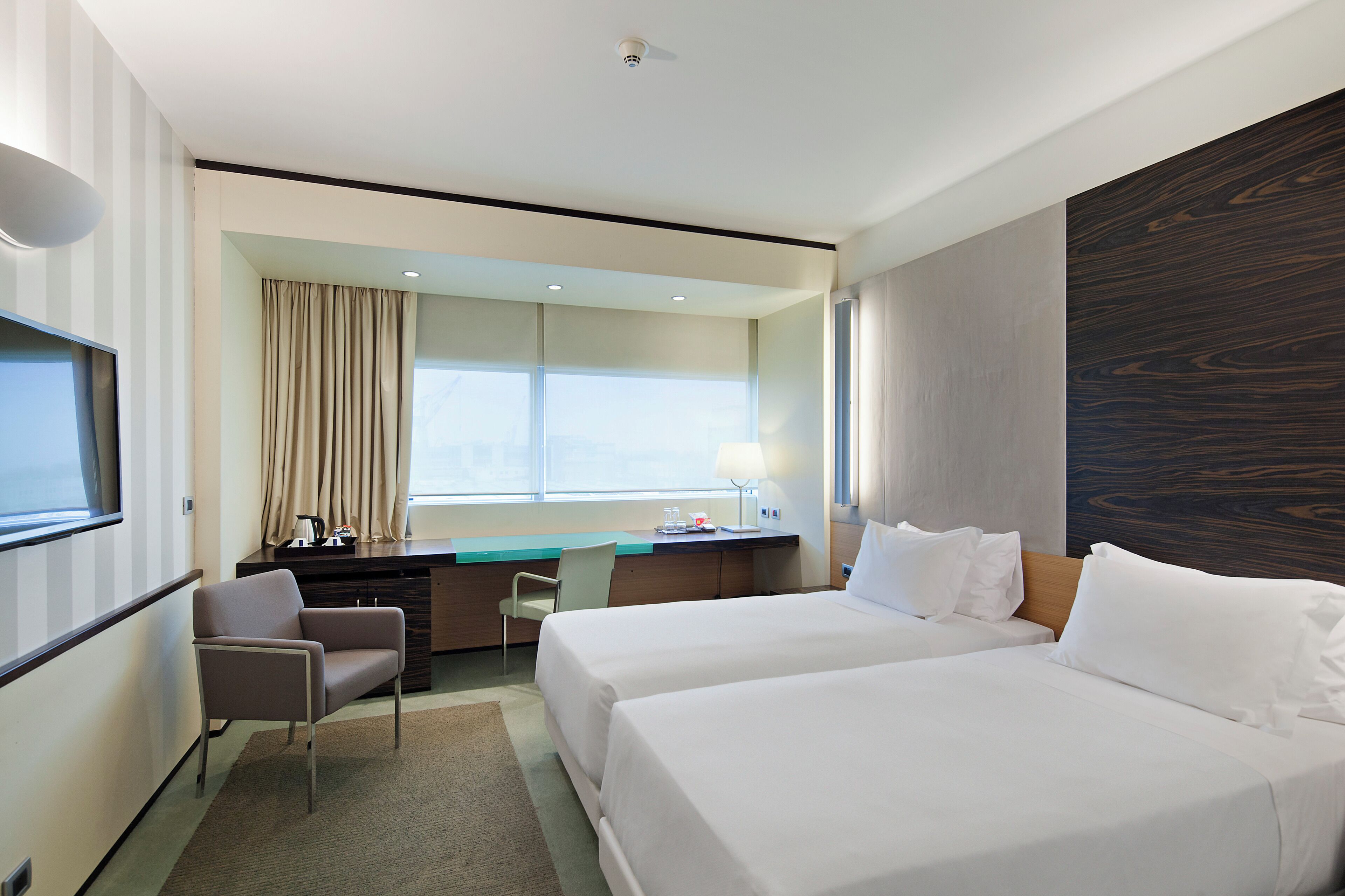 Luxe beddengoed, donzen dekbedden, een minibar, een kluis op de kamer