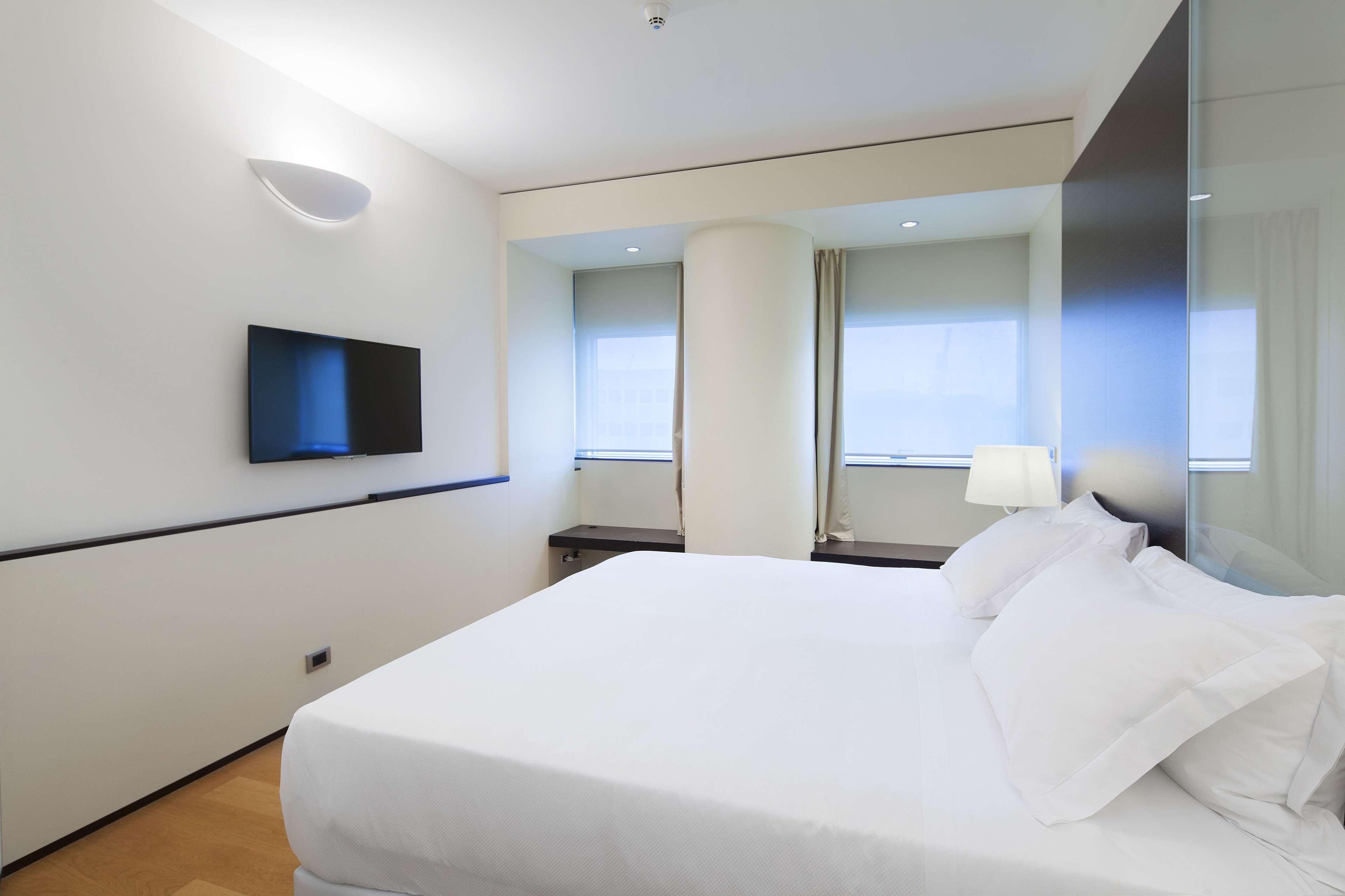 Ylelliset vuodevaatteet, untuvapeitot, minibaari, tallelokero huoneessa