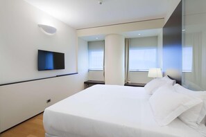 高档床上用品、羽绒被、迷你吧、客房内保险箱