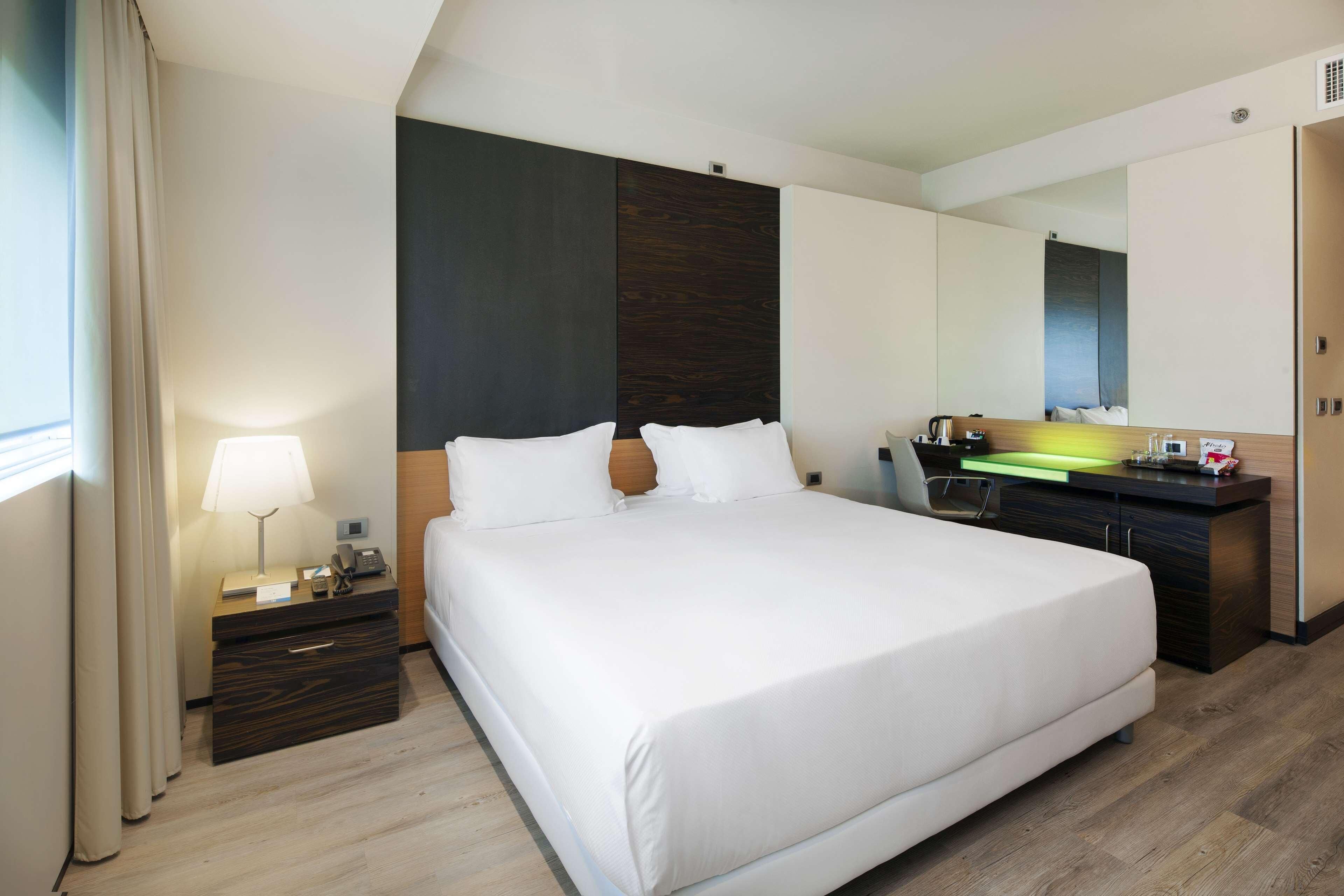 Biancheria da letto di alta qualità, copriletto in piuma, minibar