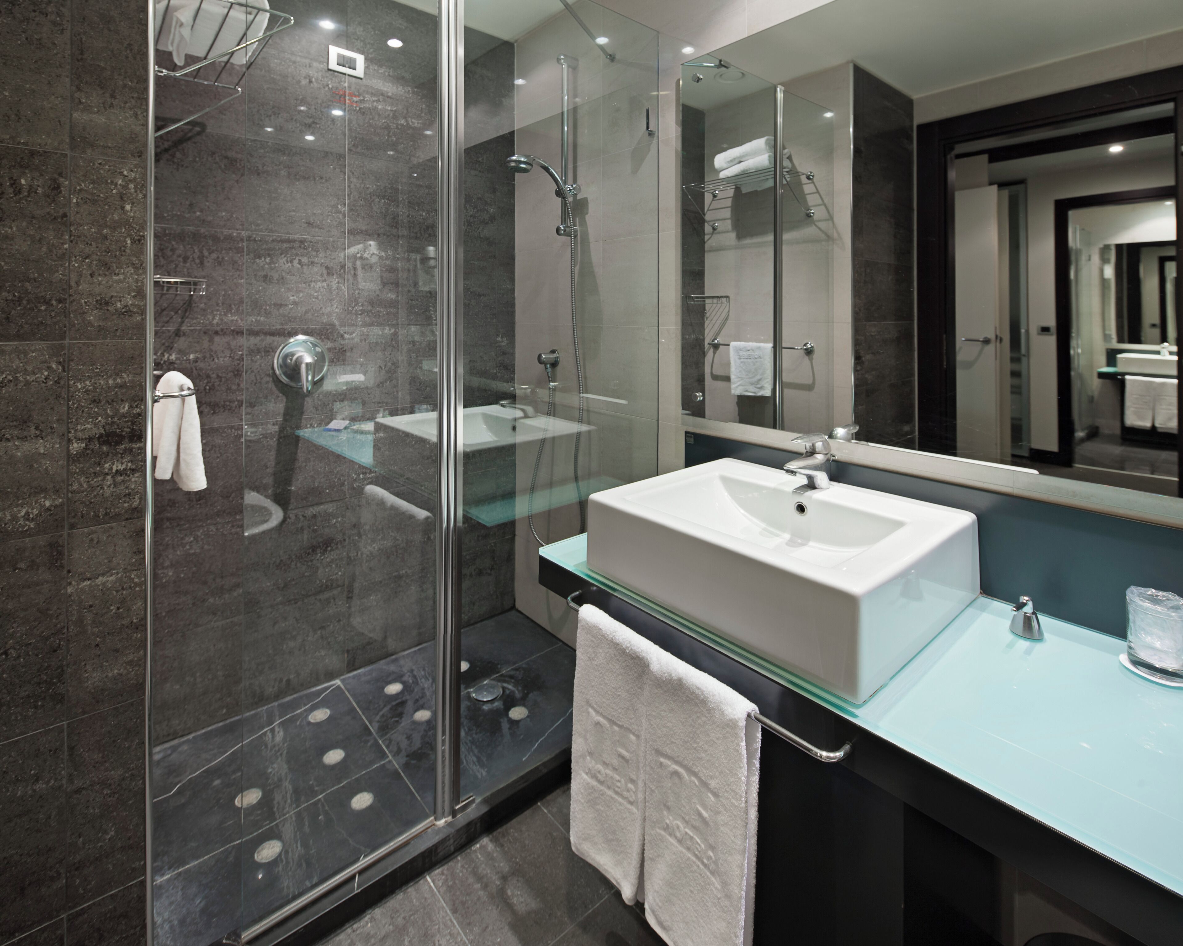 Luxe beddengoed, donzen dekbedden, een minibar, een kluis op de kamer