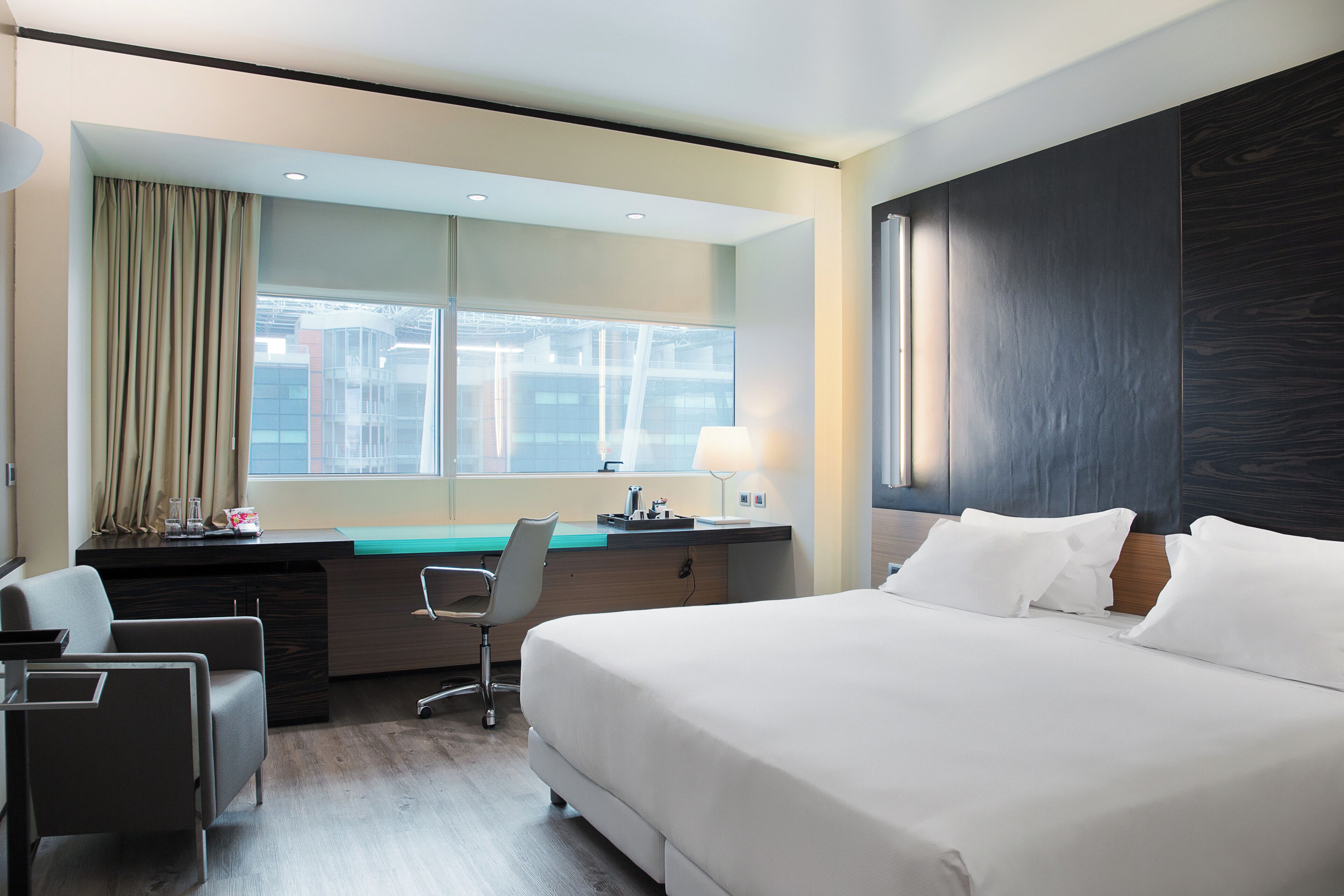 Luxe beddengoed, donzen dekbedden, een minibar, een kluis op de kamer