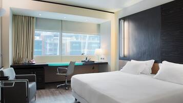 Luxe beddengoed, donzen dekbedden, een minibar, een kluis op de kamer