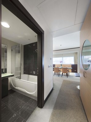 Shower, bathtub besar, dan pancuran hujan