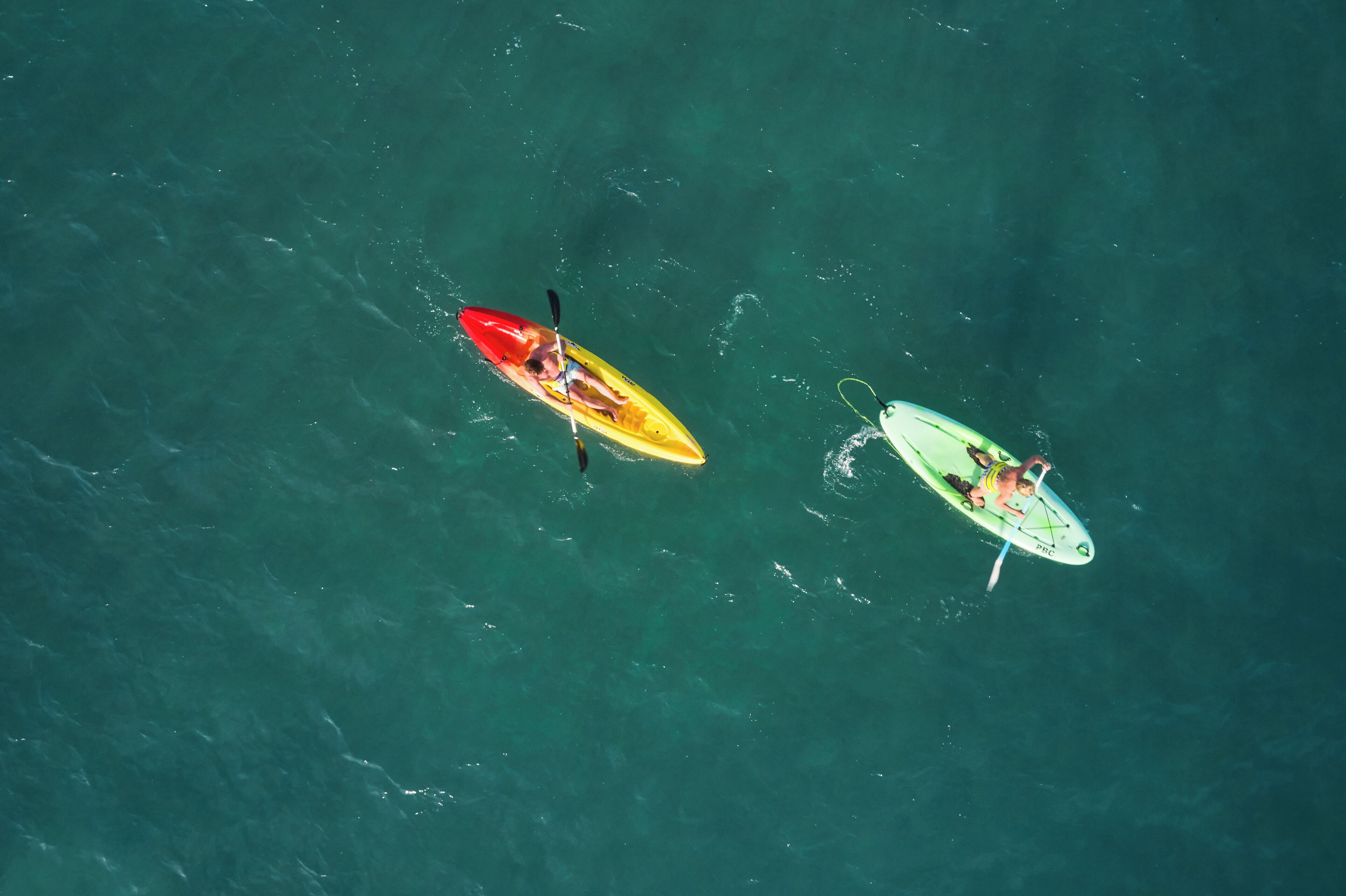 Deux kayaks sur une étendue d’eau.