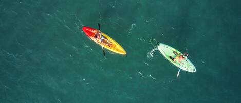 Deux kayaks sur une étendue d’eau.