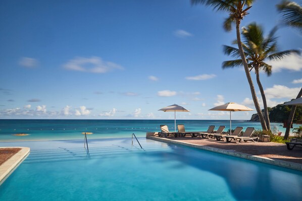 3 piscines extérieures, parasols de plage, chaises longues