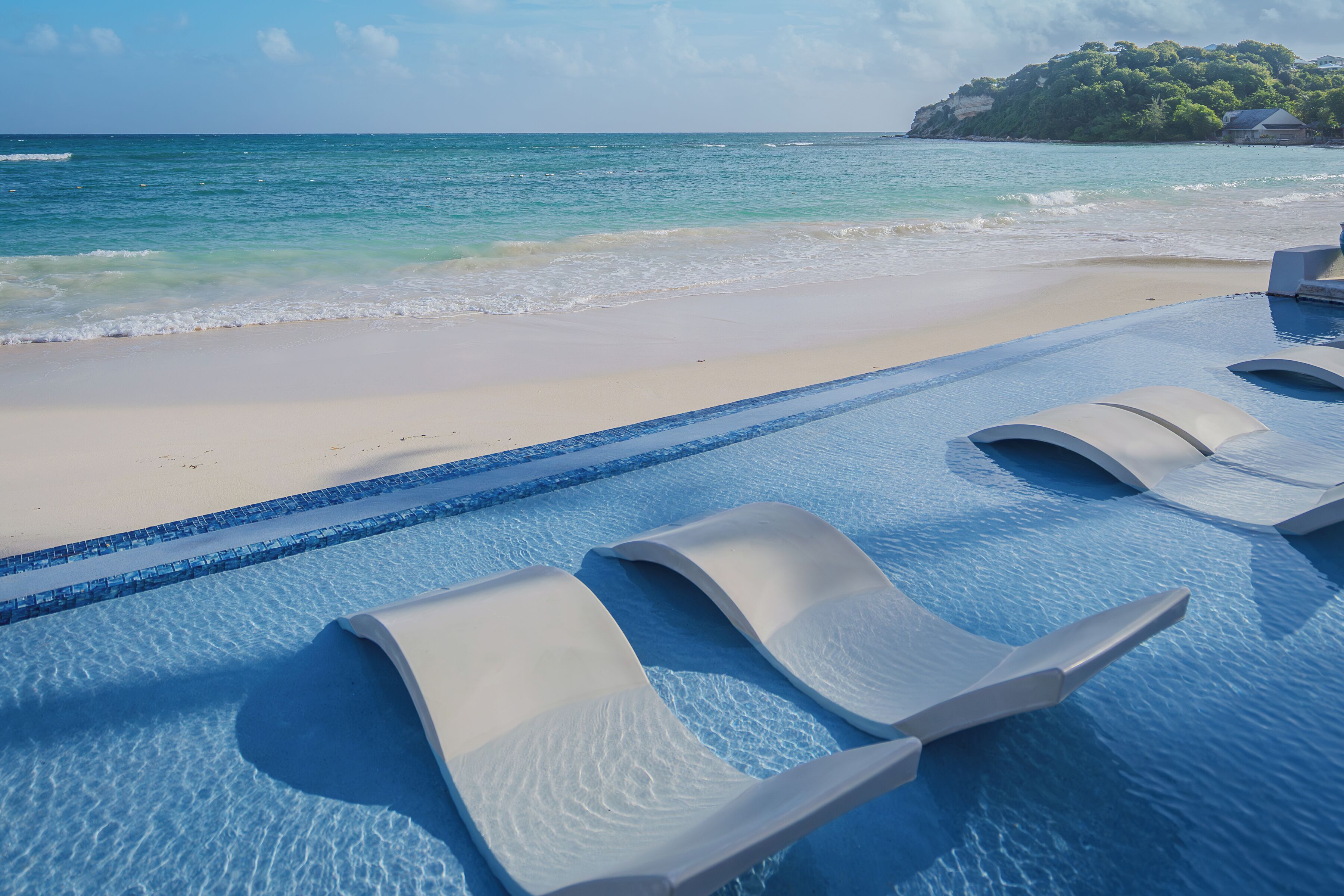 3 สระว่ายน้ำกลางแจ้ง, ร่มริมสระว่ายน้ำ, เก้าอี้อาบแดดริมสระ