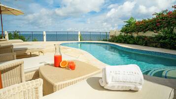 Cottage (Turtle) | Minibar, in-room safe, desk, laptop workspace