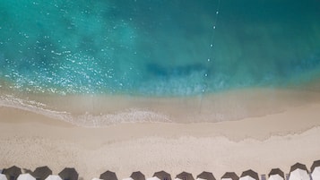 Aan het strand, ligstoelen aan het strand, parasols, strandlakens
