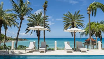 3 piscines extérieures, parasols de plage, chaises longues