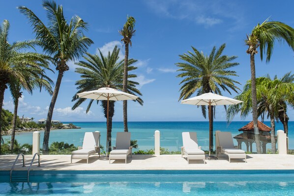 3 piscines extérieures, parasols de plage, chaises longues