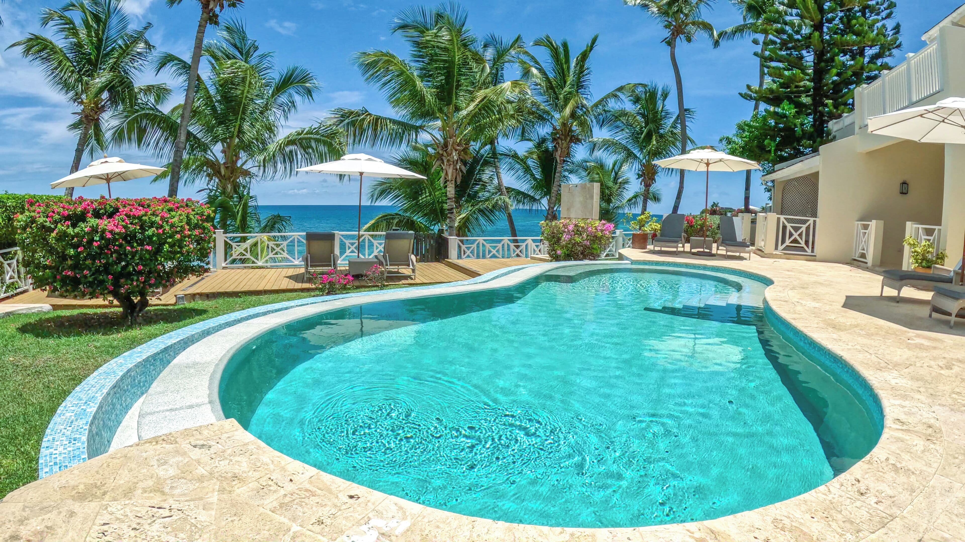 Minibar, caja de seguridad en la habitación y escritorio 
