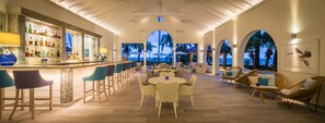 3 bars/lounges, lobby lounge