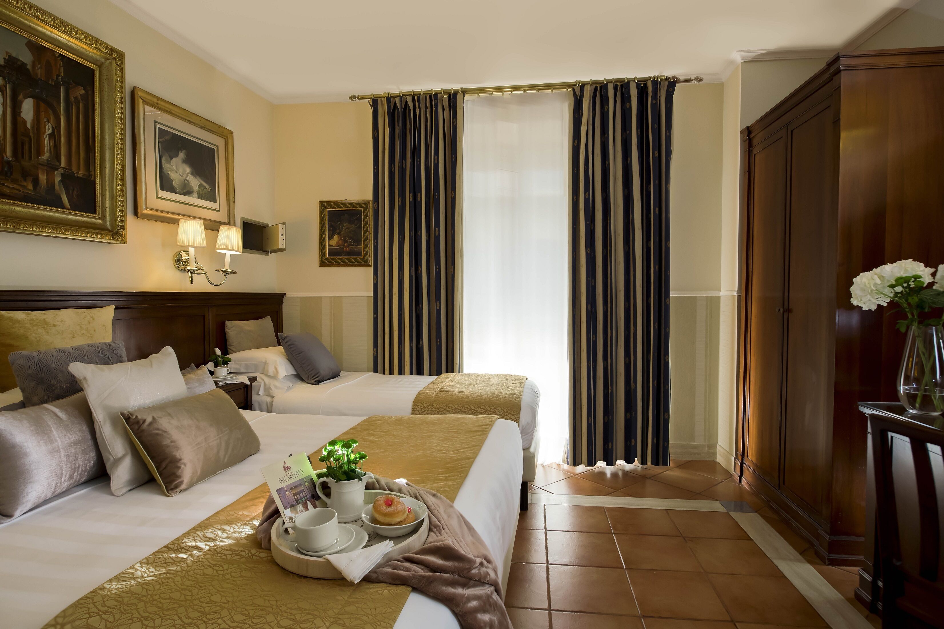 triple room | hypo-allergenic bedding, in-room safe, desk, laptop workspace