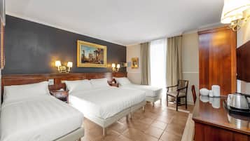 Vierbettzimmer | Allergikerbettwaren, Zimmersafe, Schreibtisch