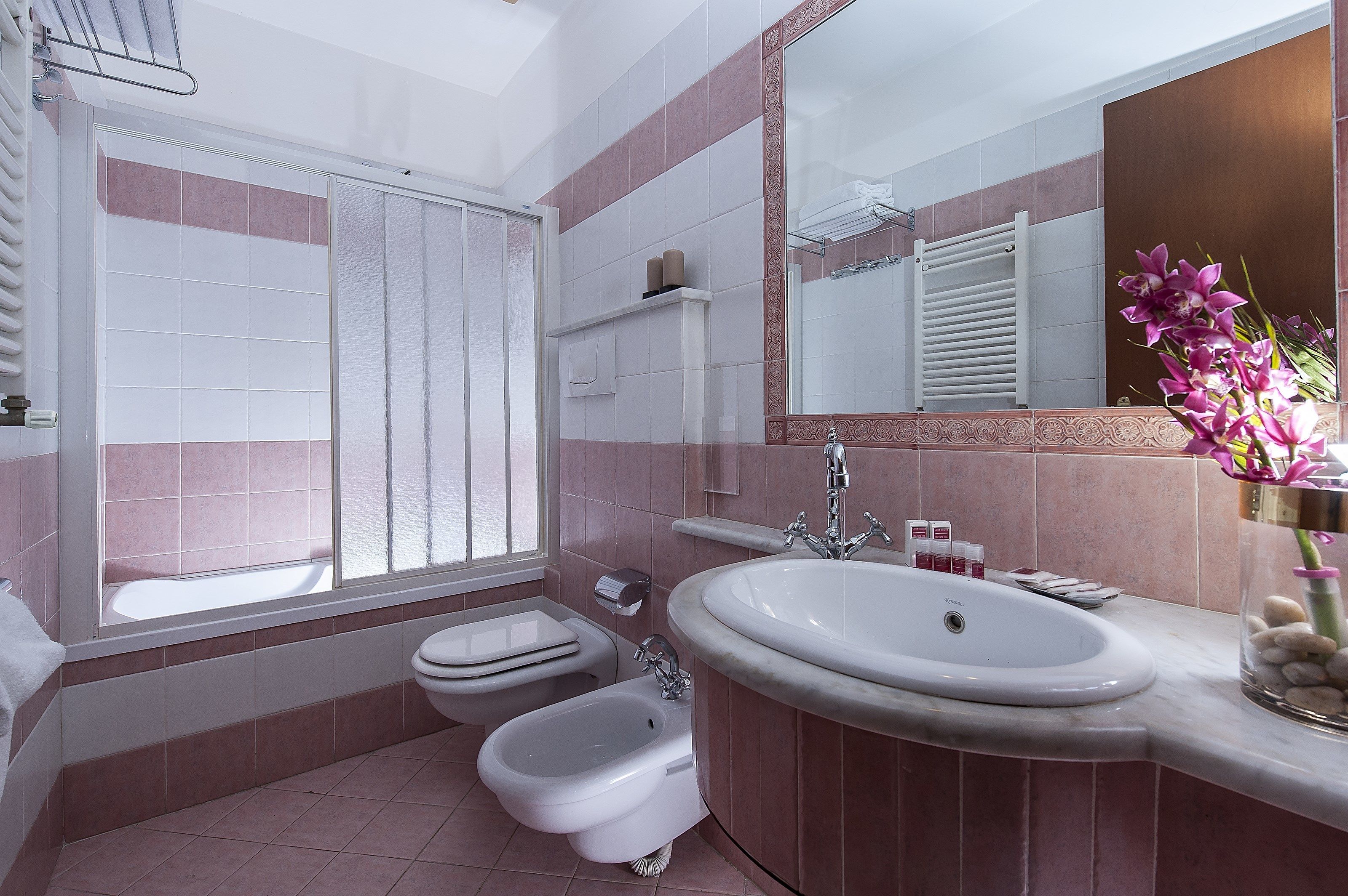 quadruple room | bathroom | shower, hydromassage showerhead, free toiletries, hair dryer