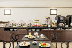 Colazione a buffet, servita tutte le mattine (9 EUR a persona) 