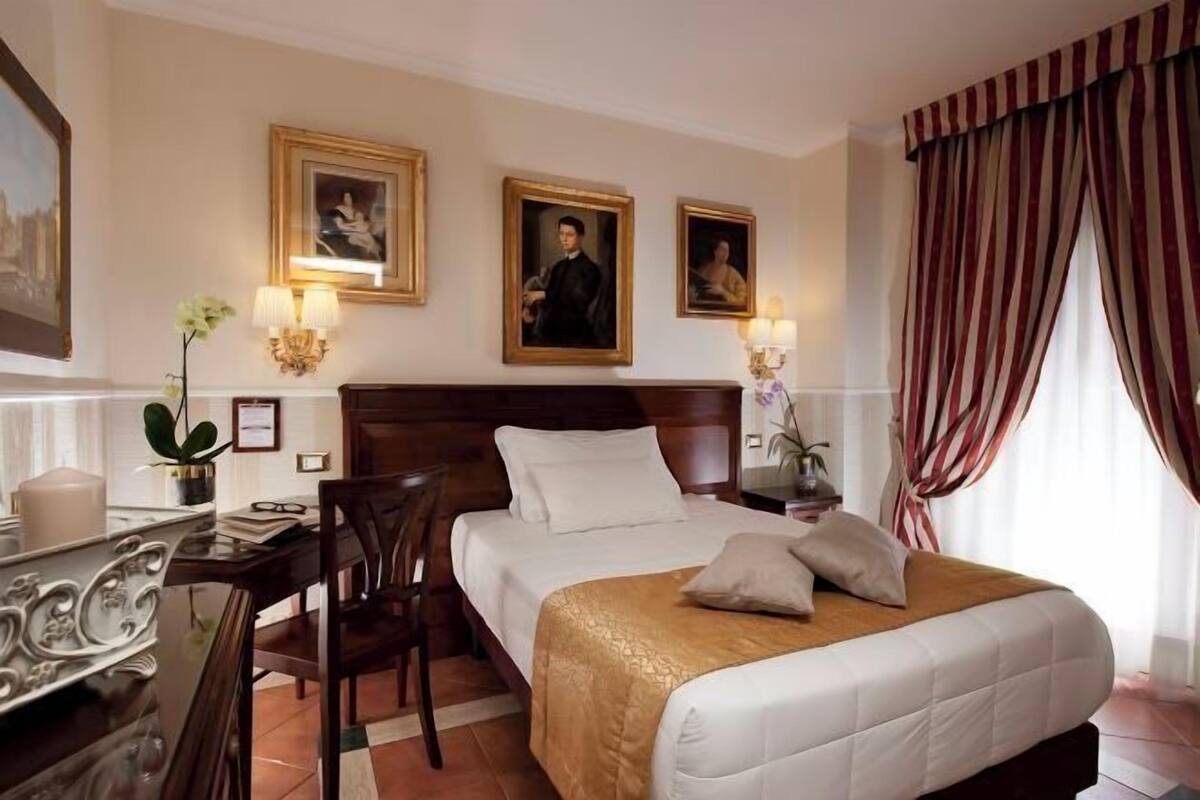Hypo-allergenic bedding, in-room safe, desk, laptop workspace