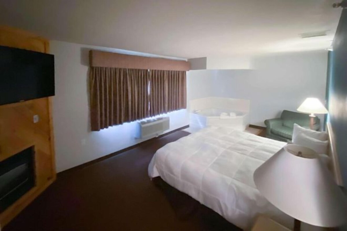 Desk, cribs (free), rollaway beds (free), WiFi (free)