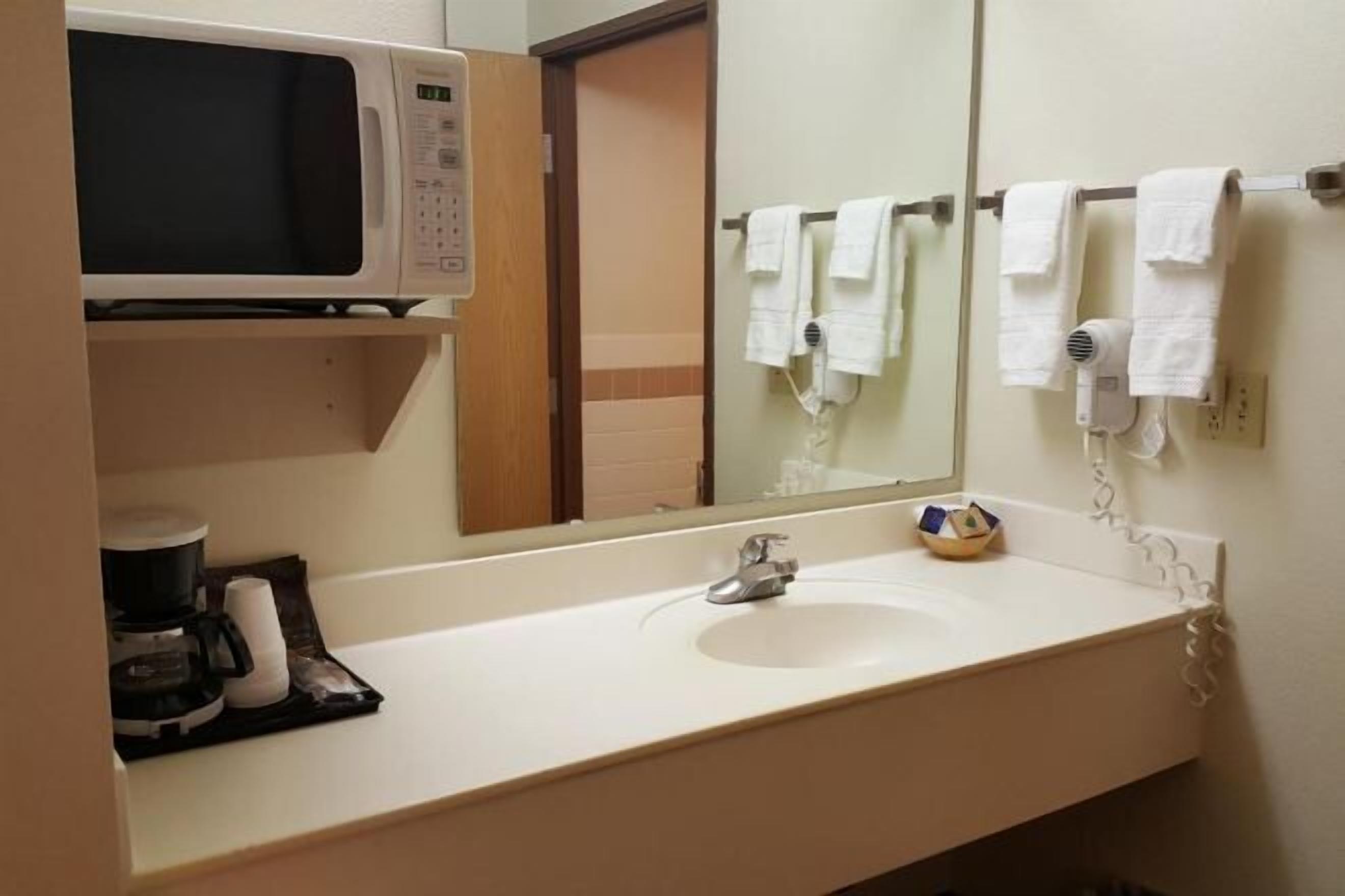 Combined shower/tub, hair dryer, towels