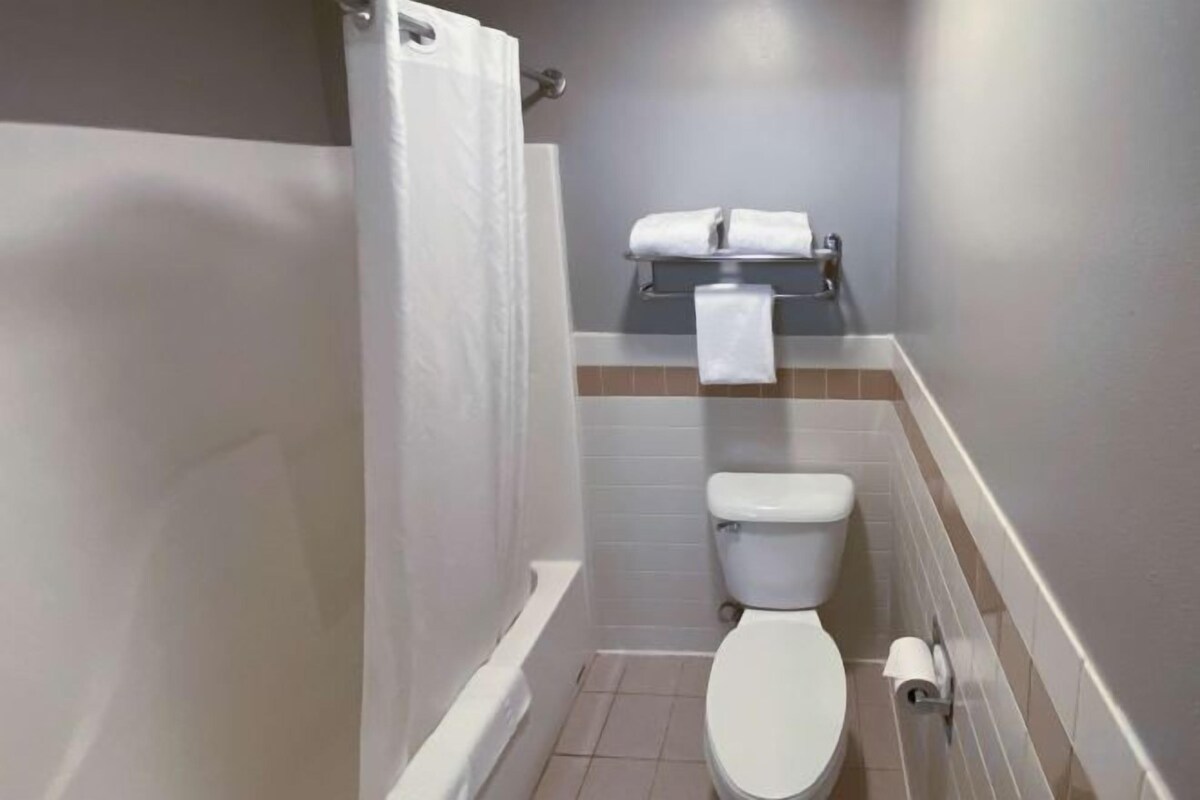Combined shower/tub, hair dryer, towels