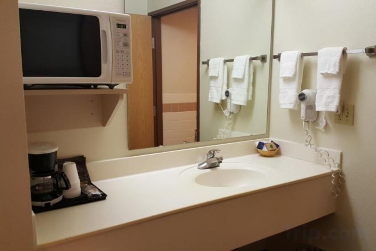 Combined shower/tub, hair dryer, towels