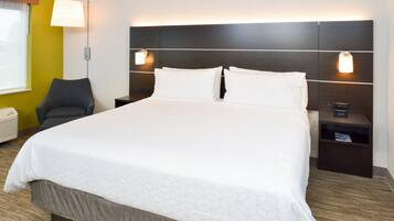 Een bureau, verduisterende gordijnen, een strijkplank/strijkijzer