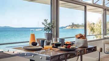 Desayuno continental (EUR 25 por persona)