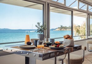 Daily continental breakfast (EUR 25 per person)