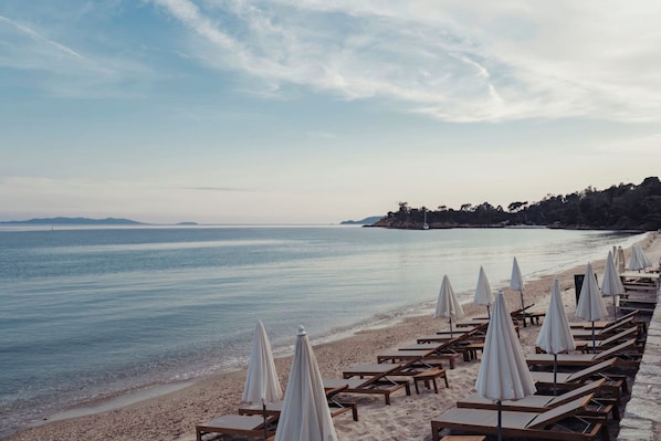 Plage privée, sable blanc, serviettes de plage, bar de plage