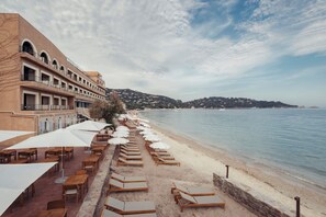 Private beach, white sand, beach towels, beach bar - Surplage Hôtel Cavalière (Le Lavandou)