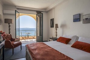 Habitación, Terraza, frente al mar (Prestige) | Ropa de cama de alta calidad y caja de seguridad en la habitación 