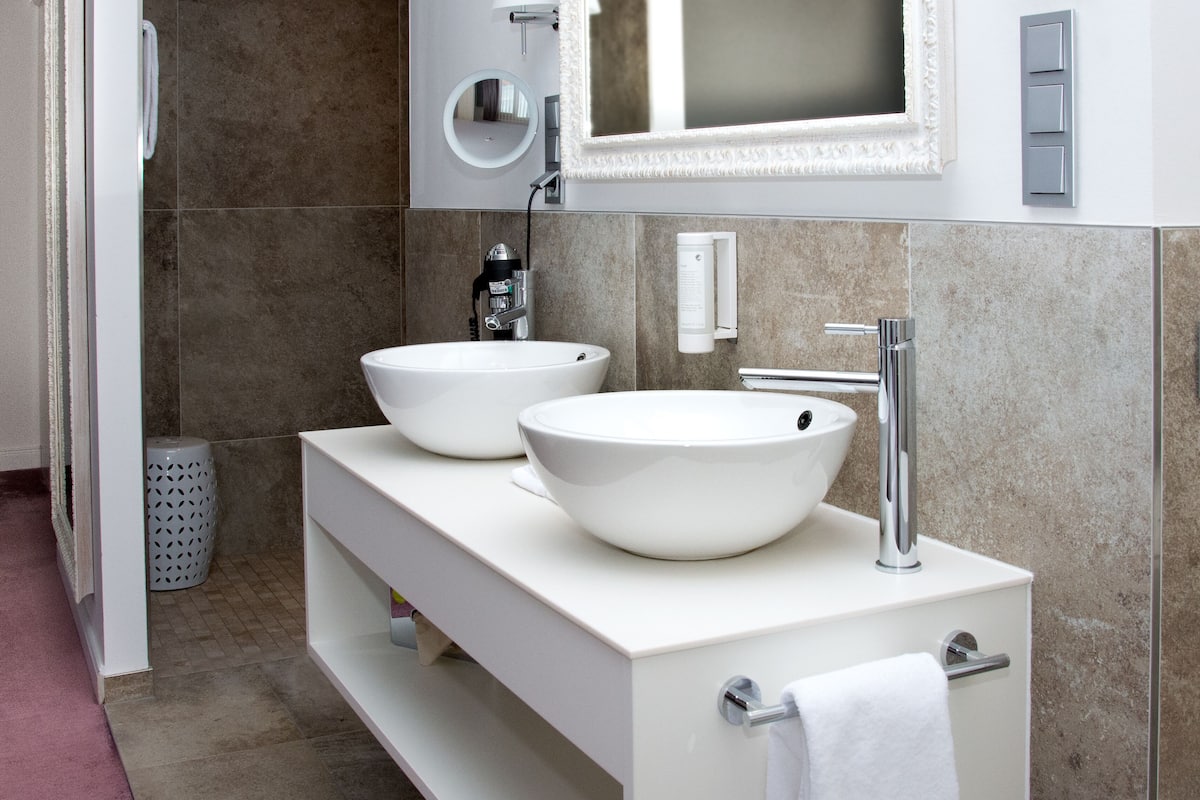 suite | bathroom | shower, free toiletries, hair dryer, towels