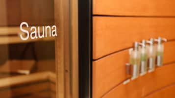 Ein Holzschrank mit dem Aufdruck 'Sauna'.
