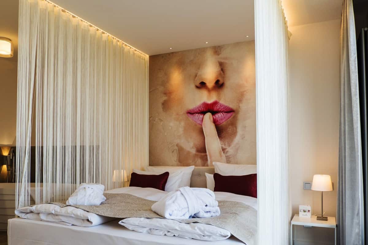 1 bedroom, premium bedding, minibar, desk