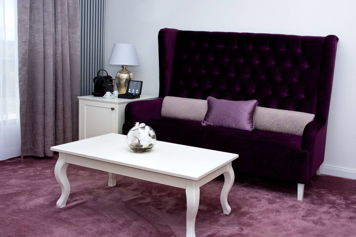 suite | living area | flat-screen tv