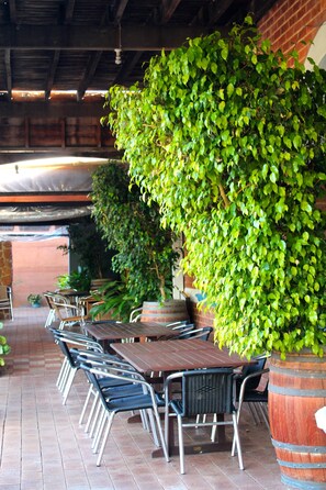 Outdoor dining - Best Western Pemberton Hotel (Pemberton)