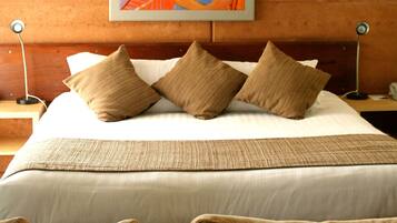 Deluxe Suite, 1 King Bed, Non Smoking, Jetted Tub | Premium bedding, minibar, in-room safe, iron/ironing board