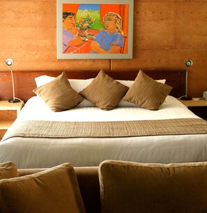 Deluxe Suite, 1 King Bed, Non Smoking, Jetted Tub | Premium bedding, minibar, in-room safe, iron/ironing board
