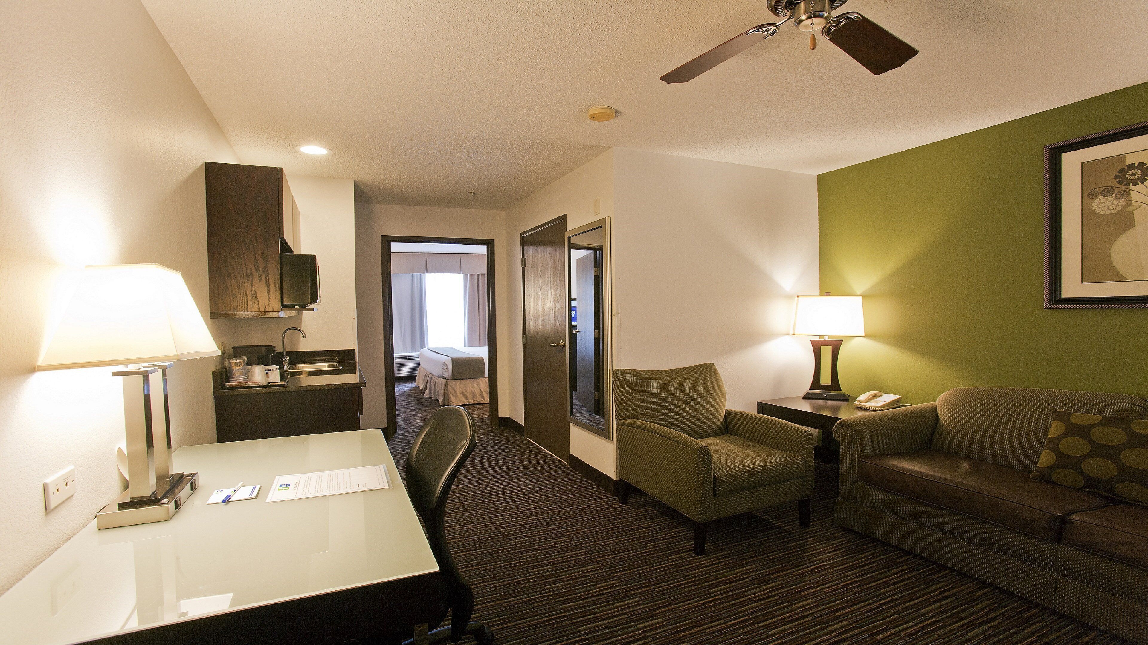 Photo - Holiday Inn Express & Suites Chicago Deerfield Lincolnshire by IHG