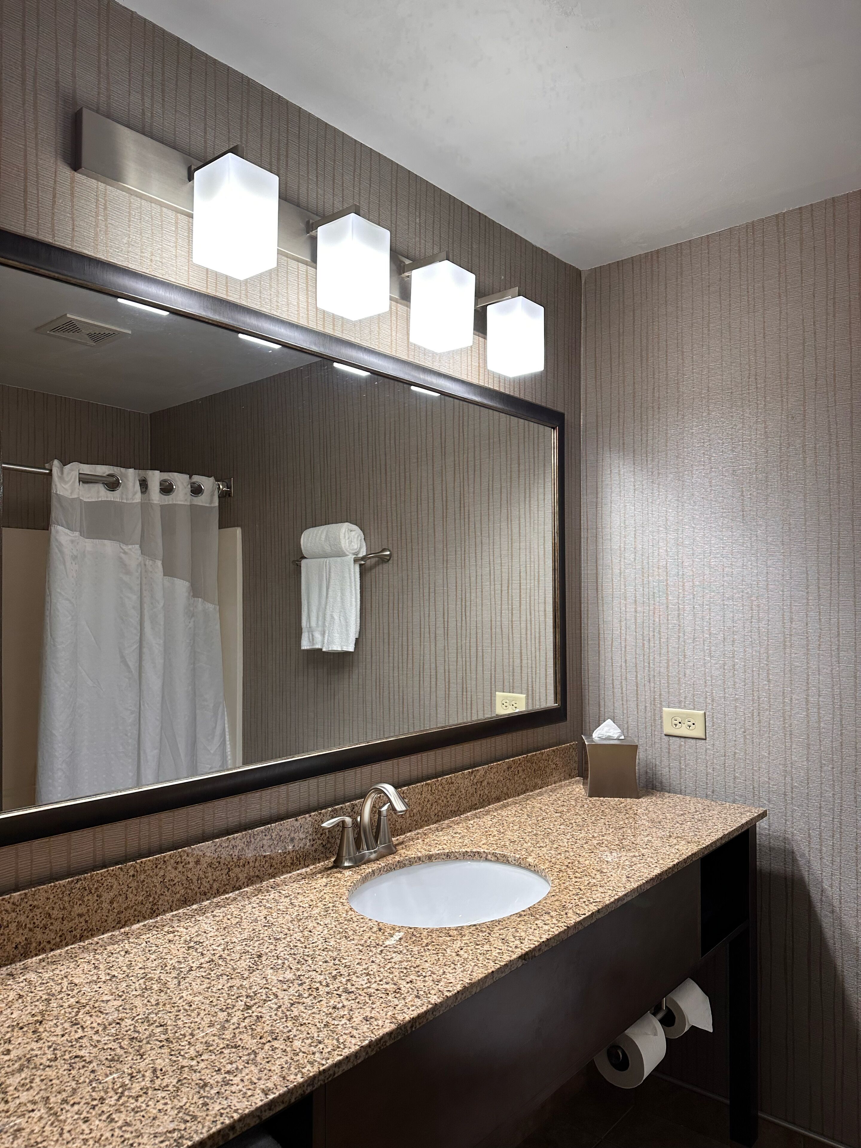 Photo - Holiday Inn Express & Suites Chicago Deerfield Lincolnshire by IHG