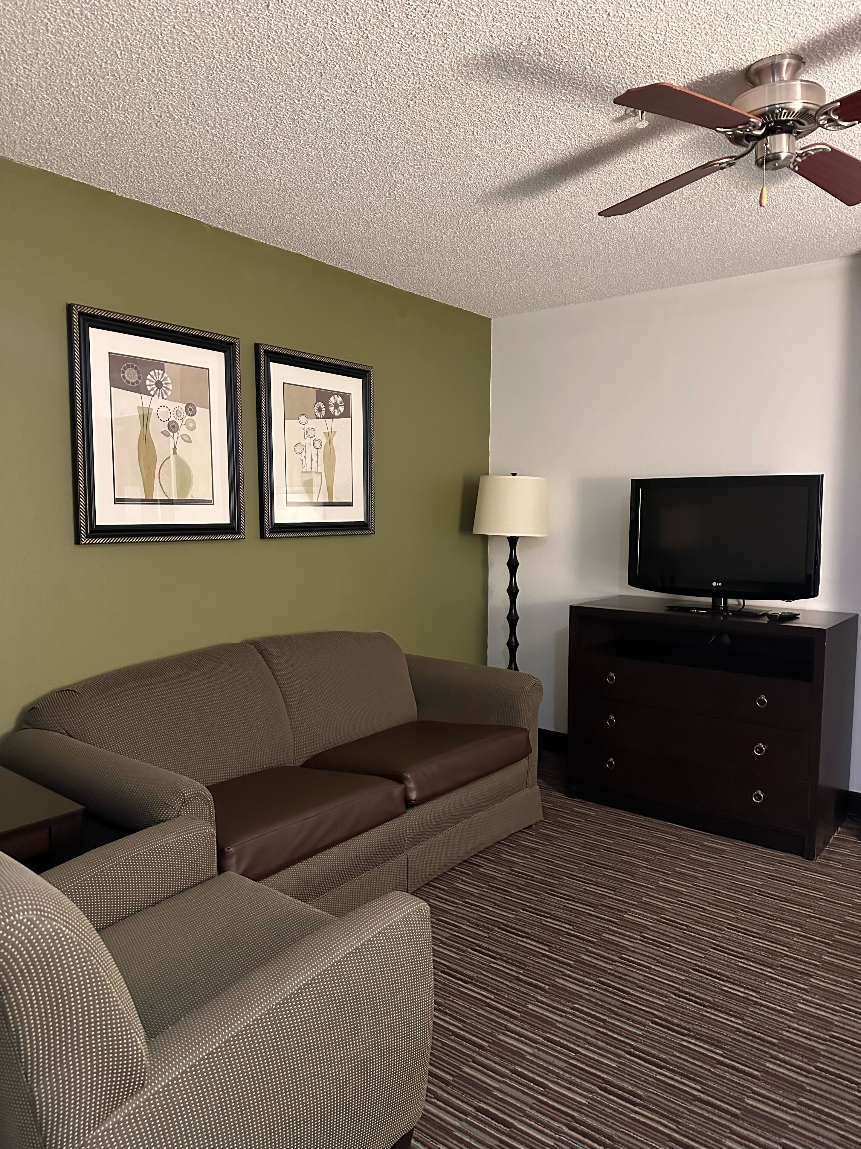 suite, 1 bedroom | living area | 32-inch lcd tv with cable channels, tv, first-run films