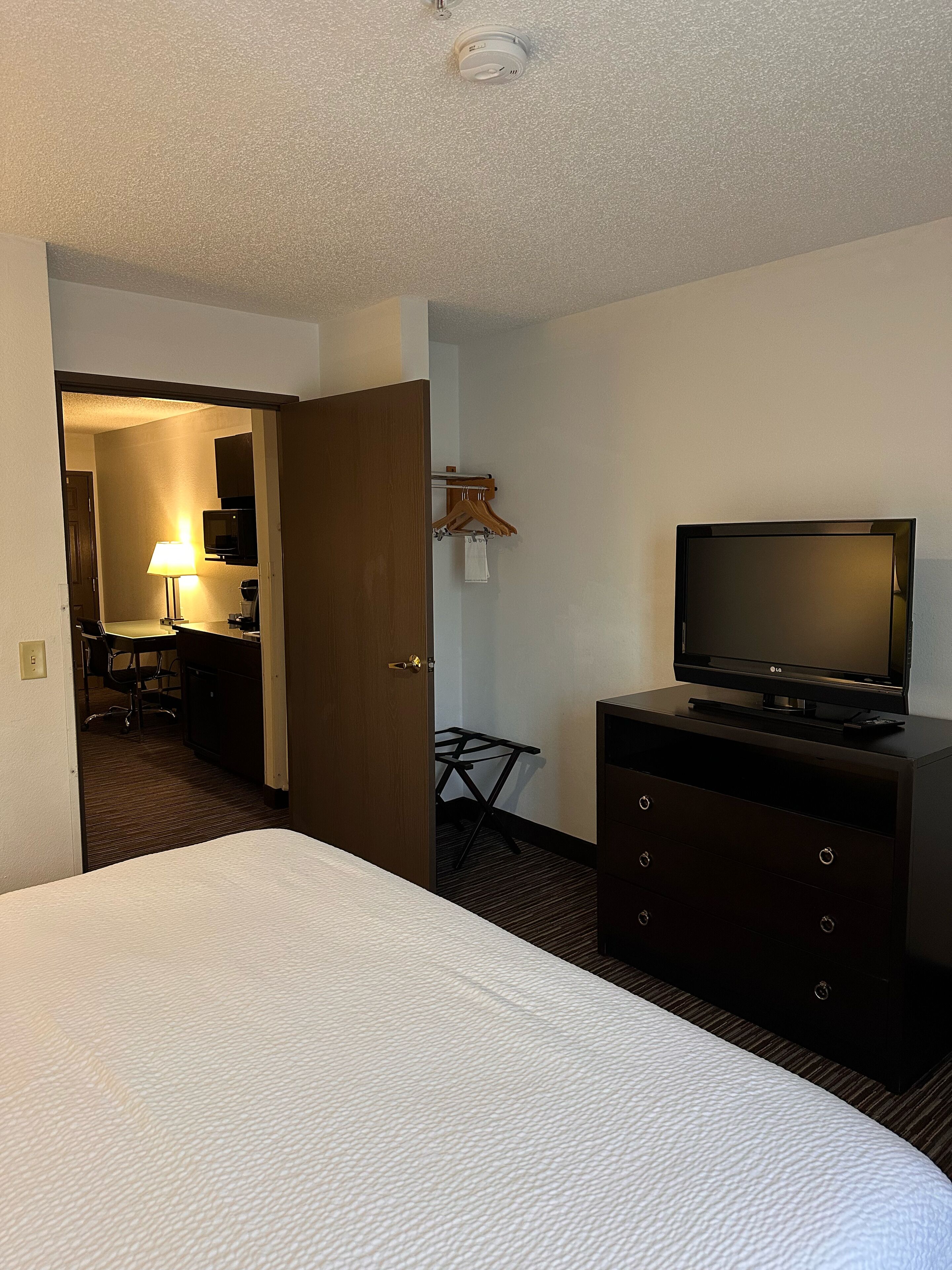 Photo - Holiday Inn Express & Suites Chicago Deerfield Lincolnshire by IHG