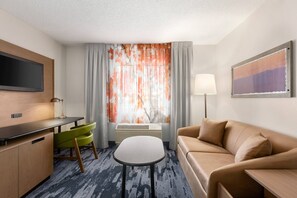Zimmer, 1 King-Bett und Schlafsofa | Wohnbereich | 27-Zoll-Flachbildfernseher mit Satellitenempfang, Fernseher
