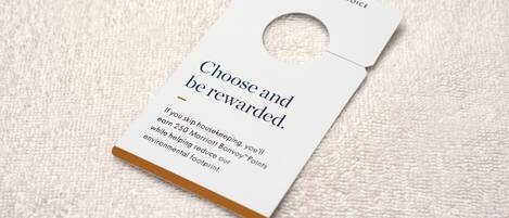 A tag with text encouraging choosing and being rewarded for skipping housekeeping at a 250 Marriott Bonvoy hotel, which helps reduce the environmental footprint.